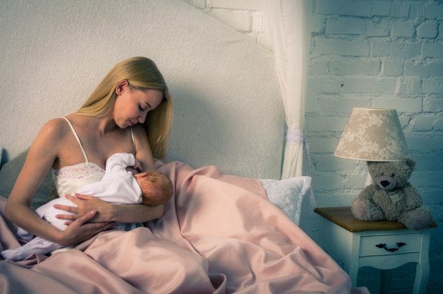 Archivo - Breatfeeding baby. Mother nursing her child. Newborn eat breast milk.