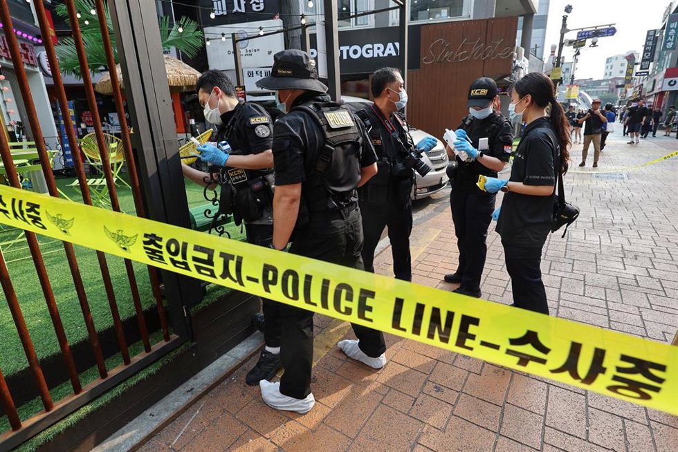 Imagen de la policía de Corea del Sur en el lugar donde se ha producido un apuñalamiento en el sur de Seúl
