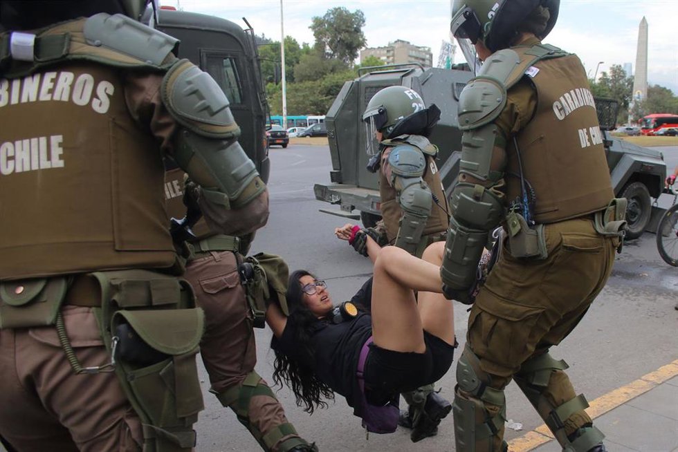 Archivo - Carabineros detienen a una joven en Chile