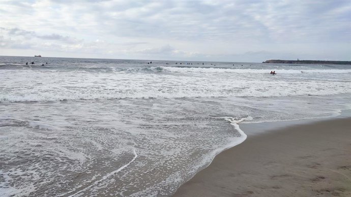 Fuerte oleaje en la playa de Salinas, Castrillón.
