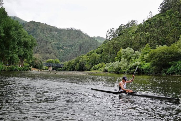 Un piragüista durante la contrarreloj de la 85 edición del Descenso Internacional del Sella, a 3 de agosto de 2023, en Ribadesella, Asturias (España). La embarcación alemana capitaneada por el campeón olímpico, Max Hoff en compañía de Claas Gebhardt, h