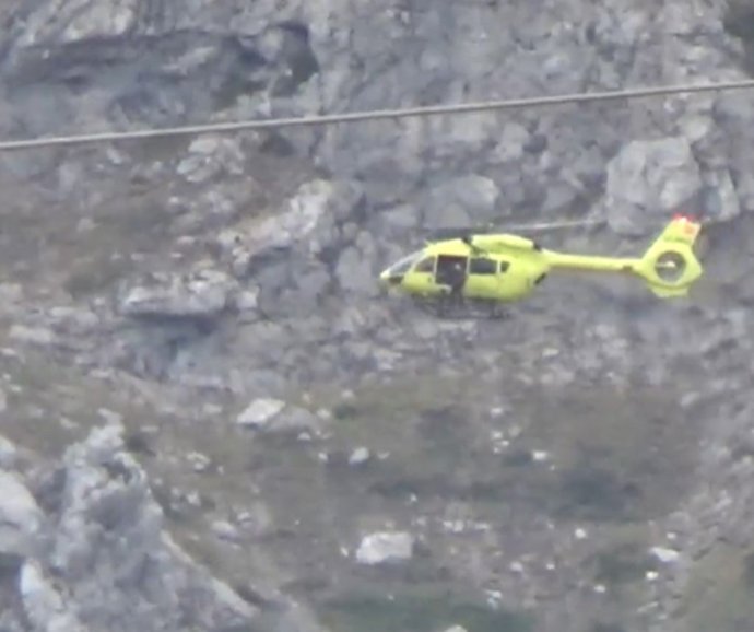 Imagen facilitada por el 112 del rescate de un escalador accidentado en la pirámide de Fontán