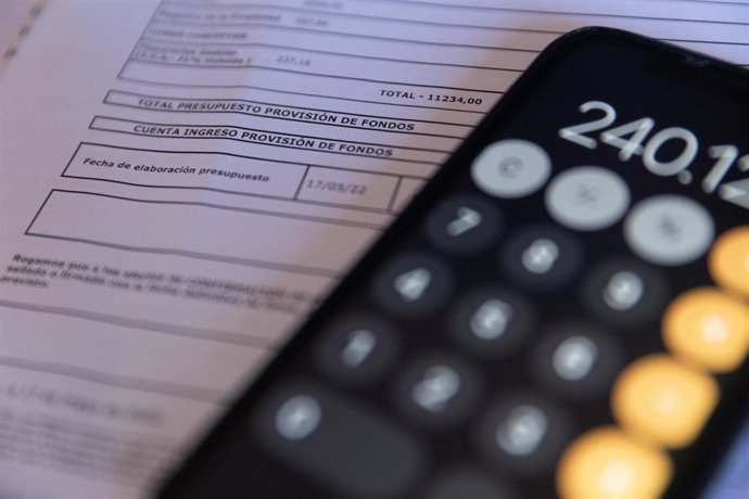 Archivo - Una calculadora y una escritura de compraventa de una hipoteca, a 2 de junio de 2022, en Madrid (España). Los portales inmobiliarios han destacado el crecimiento del 18% en la firma de hipotecas sobre viviendas hasta su mayor cifra en 11 años 