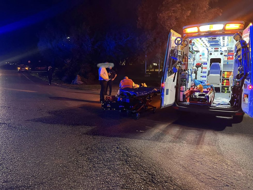 Una ambulancia atiende al menor herido en el lugar del accidente.