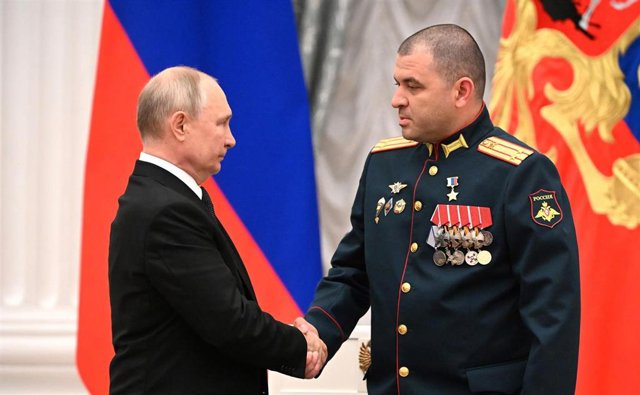 Vladimir Putin condecorando a un alto mando militar ruso.