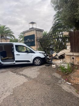 La furgoneta accidentada contra las vallas del restaurante.