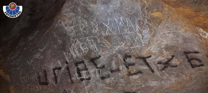 Daños en la cueva protegida de Lezetxiki en Arrasate (Gipuzkoa)