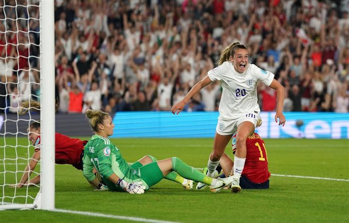 Archivo - Ella Toone celebra el 1-1 en el duelo de cuartos de final entre Inglaterra y España de la EURO 2021