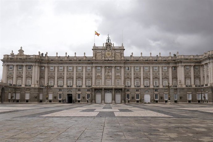 Archivo - Fachada del Palacio Real .