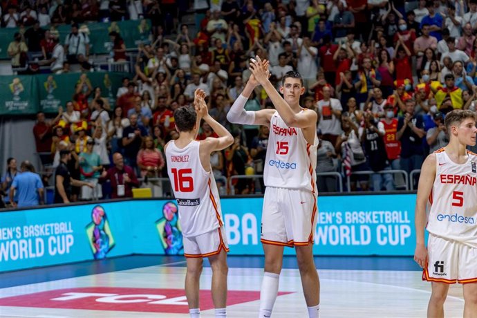 Archivo - Aday Mara (15) aplaude tras la final del Mundial Sub-17 de 2022 celebrado en Málaga