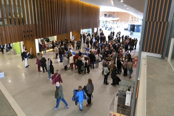Archivo - Visitantes en el Macroscopio del Parque de las Ciencias