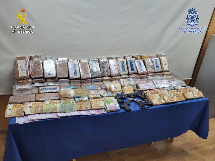 Objetos intervenidos en el desmantelamiento de un grupo criminal de origen lituano especializado en el tráfico de drogas y la venta de armas