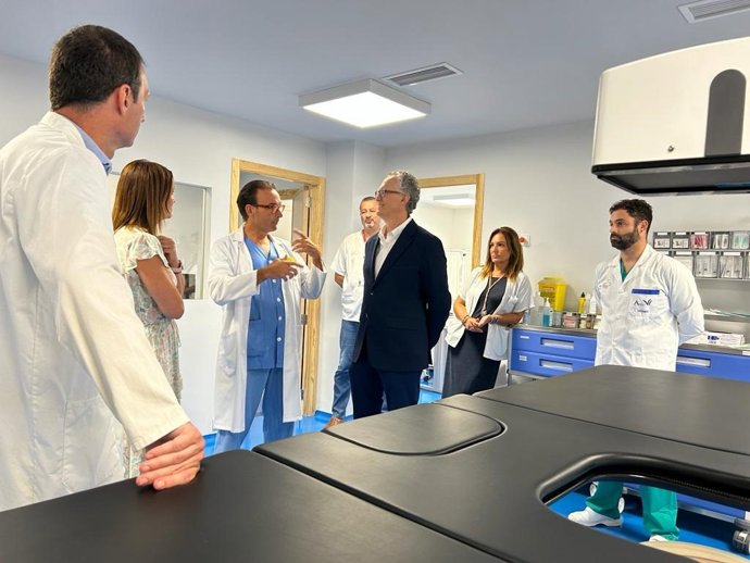 El consejero en funciones de Salud visita la nueva unidad regional de litotricia del hospital Morales Meseguer