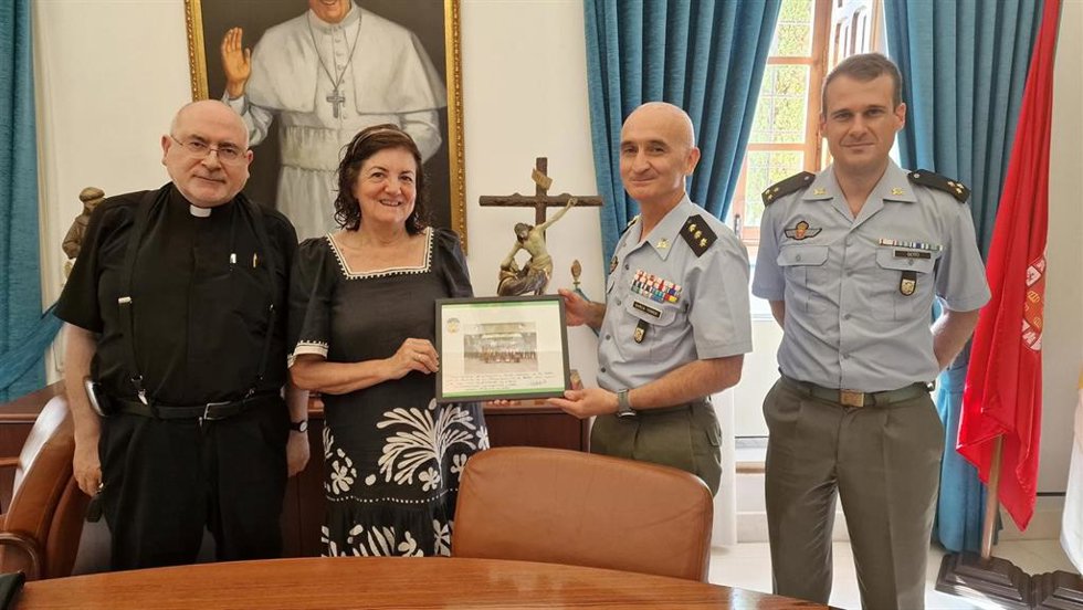 Fotografía sobre la institucionalización por parte del Ejército de Tierra de la ya tradicional procesión del Cristo de los Estudiantes que se celebra anualmente en el Campus de Los Jerónimos.
