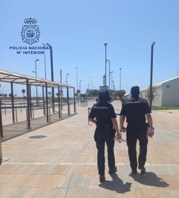 Patrulla de la Policía Nacional en el Puerto de Ibiza.