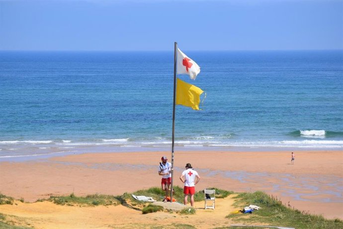 Bandera amarilla en una playa