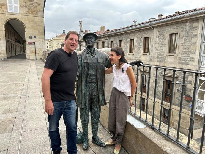Nerea Melgosa junto a 'Celedón', el personaje que representa el espíritu de las fiestas de Vitoria