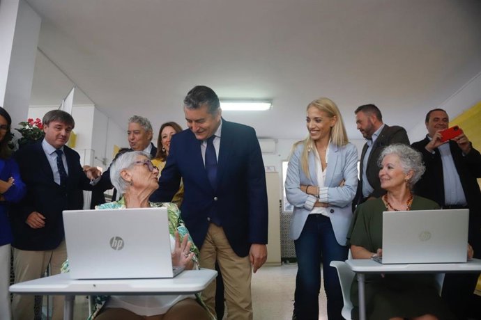 Usuarios de la red Vuela Guadalinfo con el consejero andaluz de la Presidencia, Interior, Diálogo Social y Simplificación Administrativa, Antonio Sanz. (Foto de archivo).