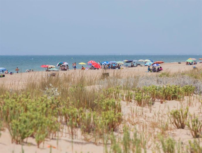 Archivo - Playa del Espigón de Huelva.