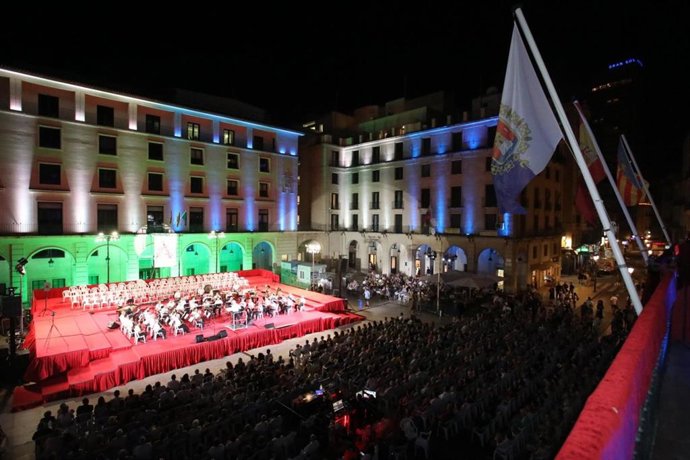 El Ayuntamiento de Alicante se suma con 178 proyectores led al circuito de edificios emblemáticos iluminados