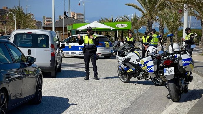 Dos Detenidos Por Robar En Coches De Una Playa De Elche Y Contar Con Órdenes De Arresto De Cataluña