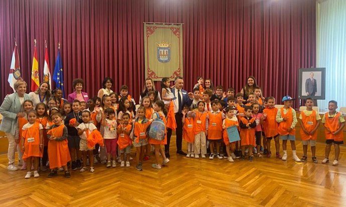 Los niños de La Atalaya visitan el Ayuntamiento de Logroño.