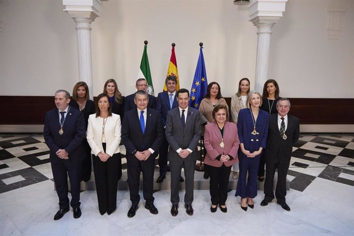 Archivo - El presidente de la Junta de Andalucía, Juanma Moreno, preside la foto de familia durante la toma de posesión de los nuevos miembros del Consejo Consultivo en el Palacio de San Telmo, a 8 de marzo de 2023 en Sevilla (Foto de archivo).