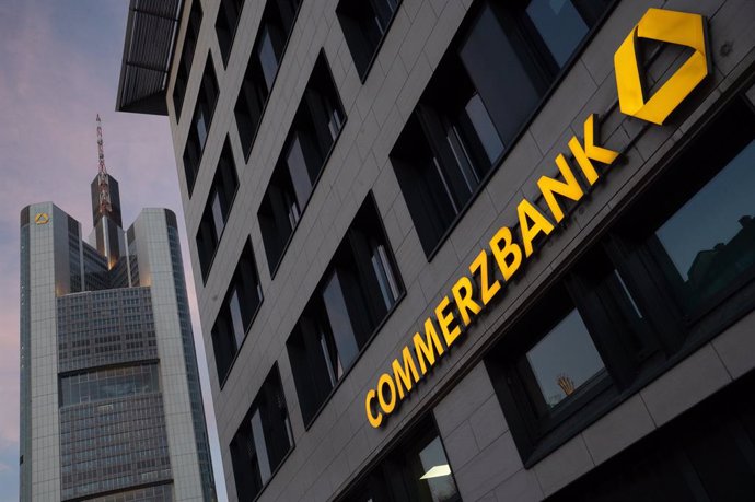 Archivo - FILED - 13 February 2022, Hessen, Frankfurt/Main: Logo of the Commerzbank can be seen on a building. Major German bank Commerzbank on Wednesday posted a turnaround to profit for the second quarter, amidst a rise in revenues and decline in oper