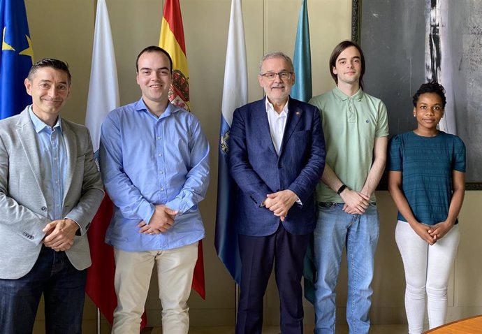 El rector de la UC, Ángel Pazos, y el vicerrector de Transferencia de Conocimiento y Emprendimiento, Daniel Pérez, felicitan al Equipo Sense.