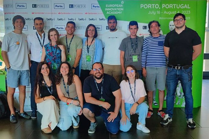 Foto de familia de los alumnos de la  Universidad de Sevilla que asisten al European Innovation Academy en Oporto.