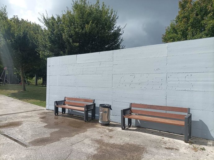 Nota De Prensa  La Policía Local De Bezana Denuncia A Un Joven Por Realizar Una Pintada En La Pista Deportiva De Azoños