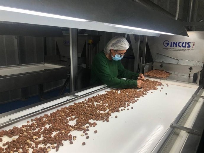 Un trabajador de la industria agroalimentaria.