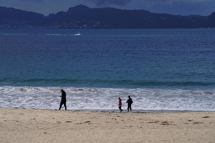 Archivo - Varias personas pasean por la playa de Silgar en Sanxenxo, Pontevedra  