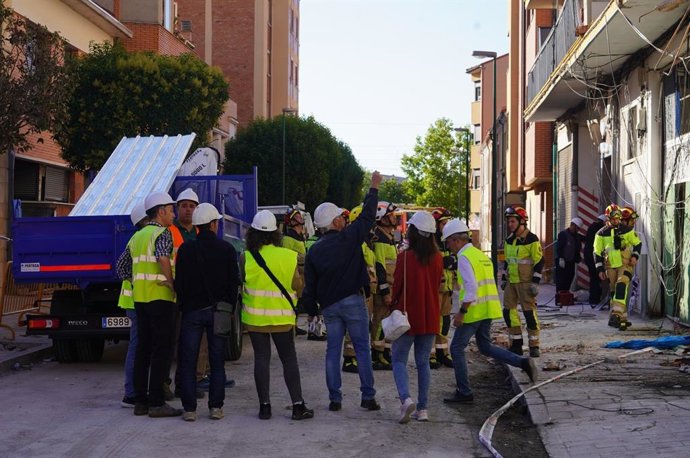 Visita de técnicos municipales y otros enviados por el administrador de la finca en el número 32 de la calle Goya de Valladolid, edificio que sufrió una explosión y posterior incendio el pasado martes.