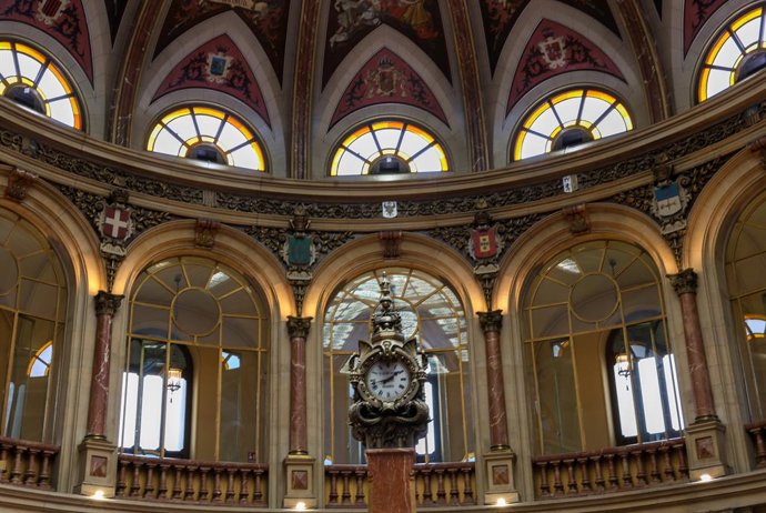 Archivo - Un reloj en el interior de la una de las instalaciones del Palacio de la Bolsa de Madrid (España).