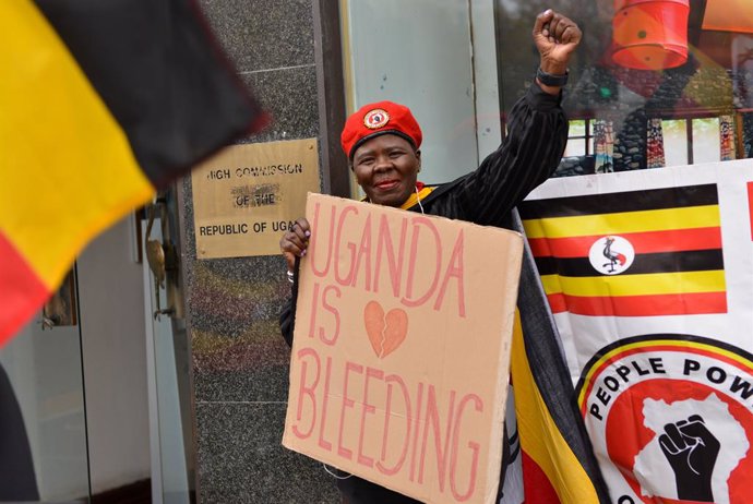 Archivo - November 18, 2021, London, United Kingdom: A protester holds a placard that says Uganda is Bleeding opposite Uganda House, at Trafalgar Square during the demonstration..Ugandans in the UK held a protest at the Uganda High Commission in London 