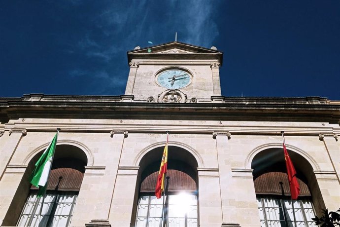 Archivo - Fachada principal del Ayuntamiento hispalense.