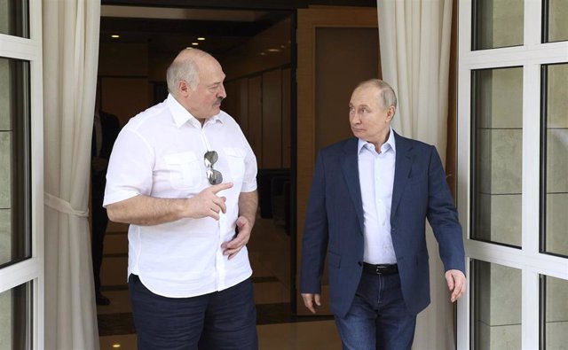 Archivo - Los presidente de Bielorrusia, Alexander Lukashenko, y de Rusia, Vladimir Putin.