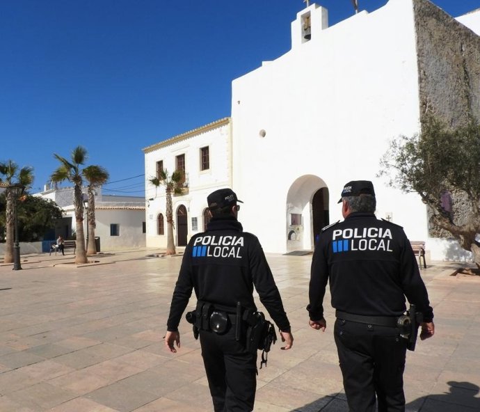 Archivo - Agentes de la Policía Local de Formentera. 