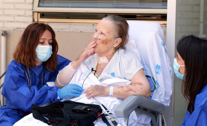 El primer paseo de Juana tras más de siete meses ingresada en el Hospital Gregorio Marañón
