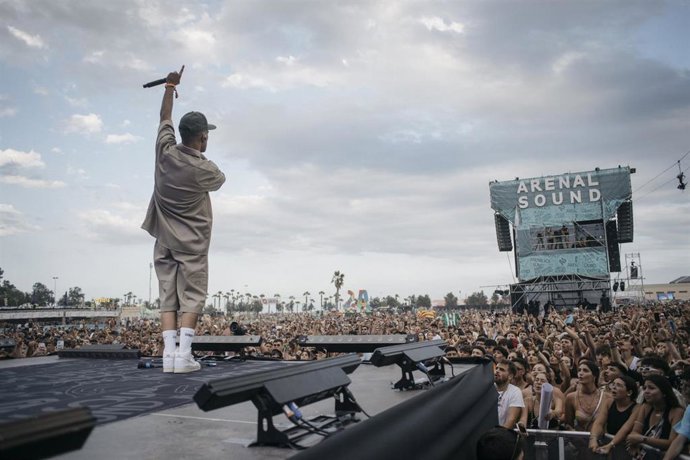 Fernando Costa actúa durante la celebración del Arenal Sound Festival en la playa El Arenal, a 3 de agosto de 2023, en Burriana, Castellón, 