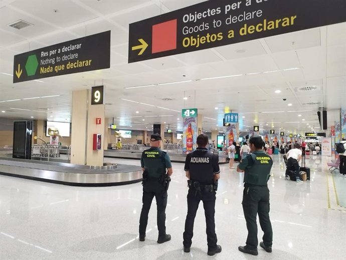 Agentes de la Guardia Civil y Vigilancia Aduanera en el aeropuerto de Ibiza.