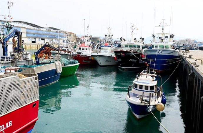 Archivo - Barcos amarrados en el puerto de Santoña, a 25 de marzo de 2022, en Santoña, Cantabria (España). Los pescadores de cerco del Cantábrico han decidido que saldrán a faenar el próximo 28 de marzo, en vista de que el resto de flotas siguen en la ma