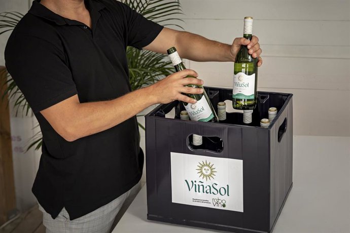Botellas reutilizables de Viña Sol con la caja de entrega y recogida.