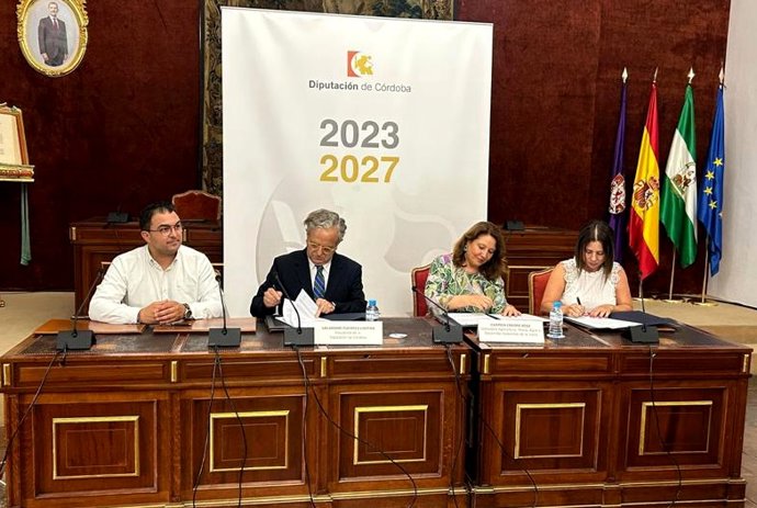 Salvador Fuentes y Carmen Crespo (centro), entre Jesús Fernández y Encarnación Jiménez, durante la firma de los convenios.