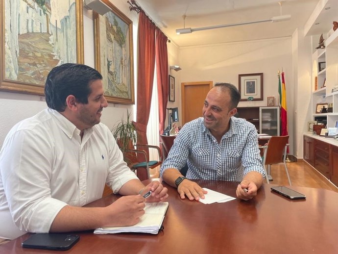 El delegado de Turismo Cultura y Deporte del a Junta de Andalucía en Cádiz, Jorge Vázquez Calderón, reunido con el alcalde de Ubrique, Mario Casillas