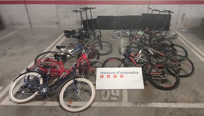Dos detenidos por presunto robo de patinetes eléctricos, bicis y móviles en el Garraf (Barcelona).
