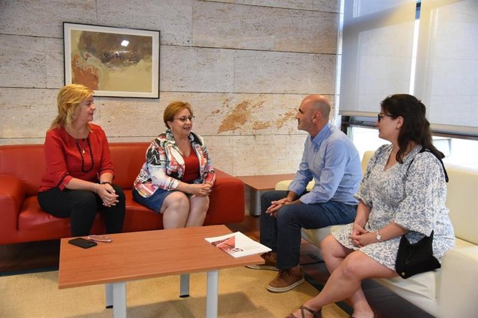 La viceconsejera de Servicios y Prestaciones Sociales, Guadalupe Martín, y la nueva directora general de Infancia y Familia, Inmaculada Tello,mantienen una reunión de trabajo con el presidente de la Plataforma de Organizaciones por la Infancia.