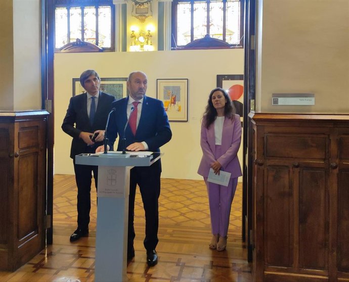 El director del Museo de Bellas Artes de Asturias, Alfonso Palacio; el presidente de la Junta General, Juan Cofiño; y la historiadora del arte y comisaria de la muestra 'La estampa asturiana a través de los fondos de la Junta General', Sara Moro.