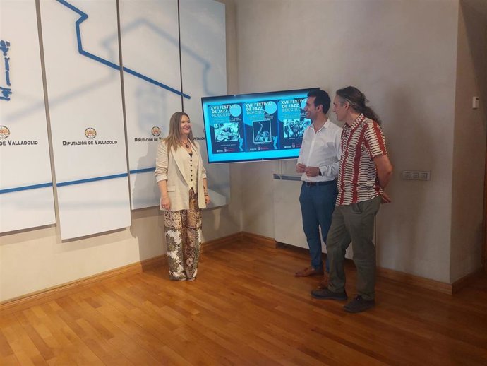 La concejala de Cultura, Bienestar Social e Igualdad en el Ayuntamiento de Boecillo, Cristina Gil Barcenilla, el saxofonista, José Luis Gutiérrez y el diputado David Esteban en la presentación del XVII Festival de Jazz.